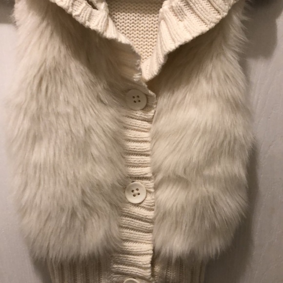 Girl’s Gap faux fur vest - Picture 2 of 2
